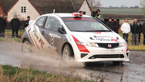 Martin Knudsen og Søren Kjær oplevede fedtede og våde rallyveje